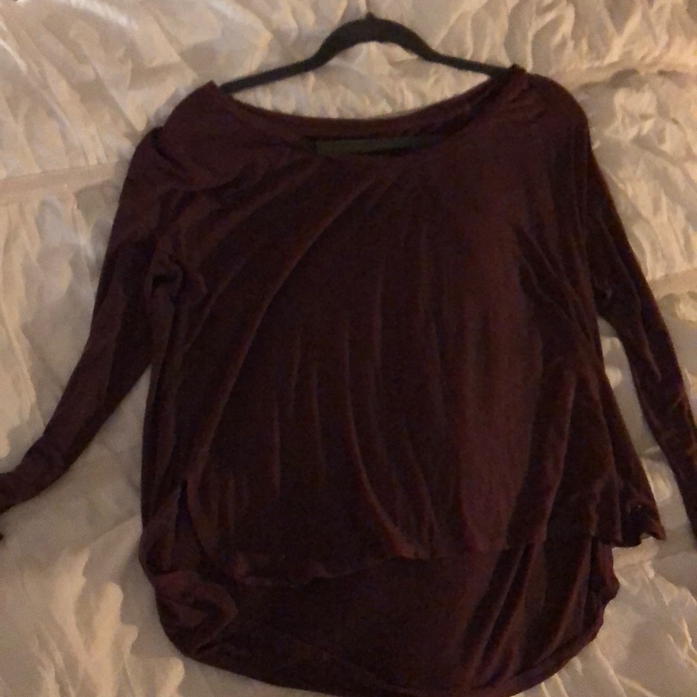 maroon American Eagle v-neck long sleeve shirt.
